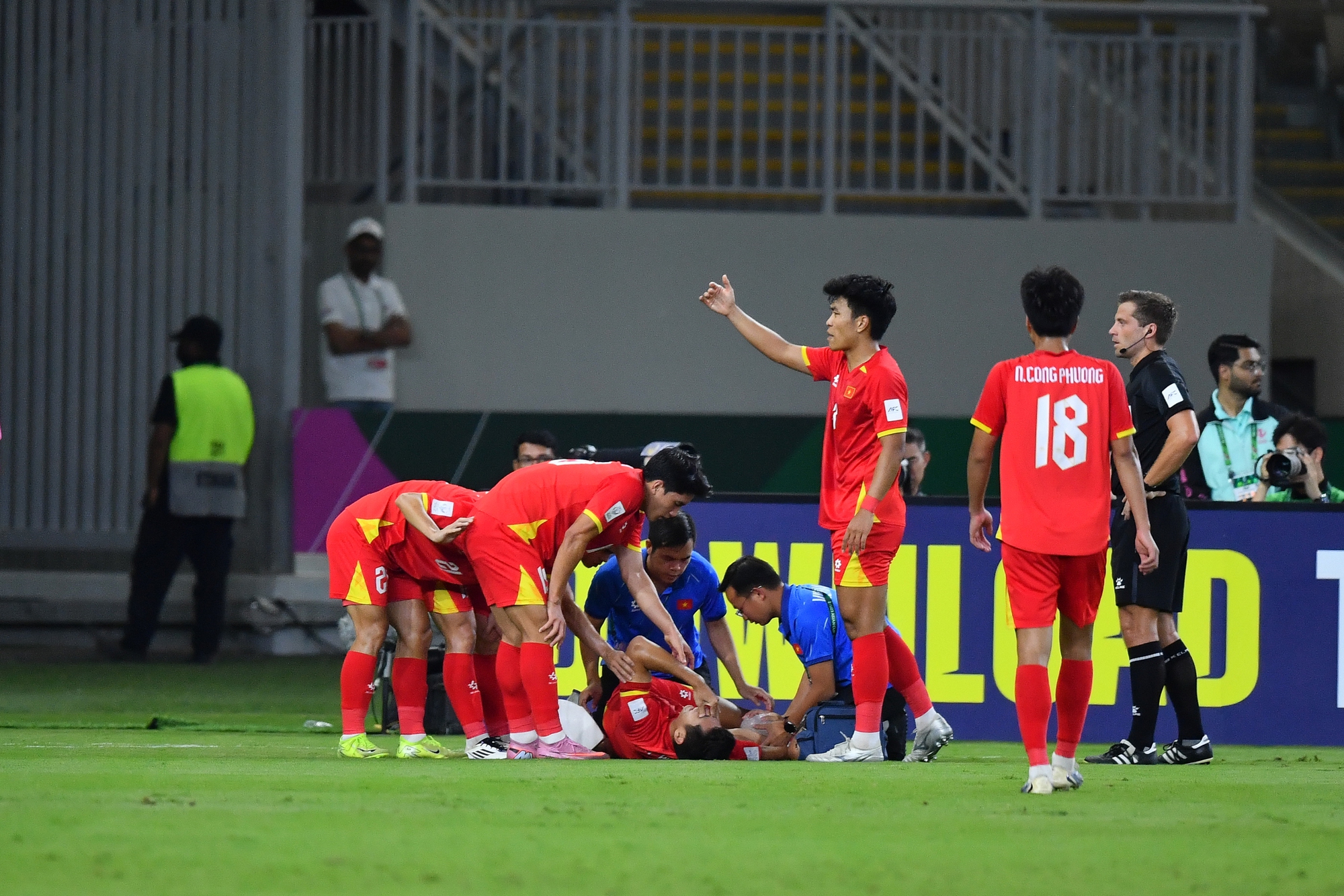 Đ&igrave;nh Bắc động vi&ecirc;n Hiểu Minh chấn thương nặng: Thương bạn lắm Minh ơi!- Ảnh 2.