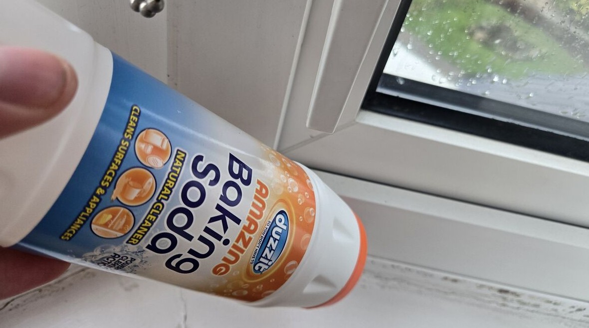 Vì sao nên đặt một bát baking soda cạnh cửa sổ mùa đông?- Ảnh 1. Vì sao nên đặt một bát baking soda cạnh cửa sổ mùa đông?- Ảnh 1.
