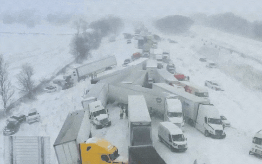 100 xe đ&acirc;m nhau li&ecirc;n ho&agrave;n ở Mỹ: Cảnh tượng hỗn loạn kh&ocirc;ng tưởng- Ảnh 1.