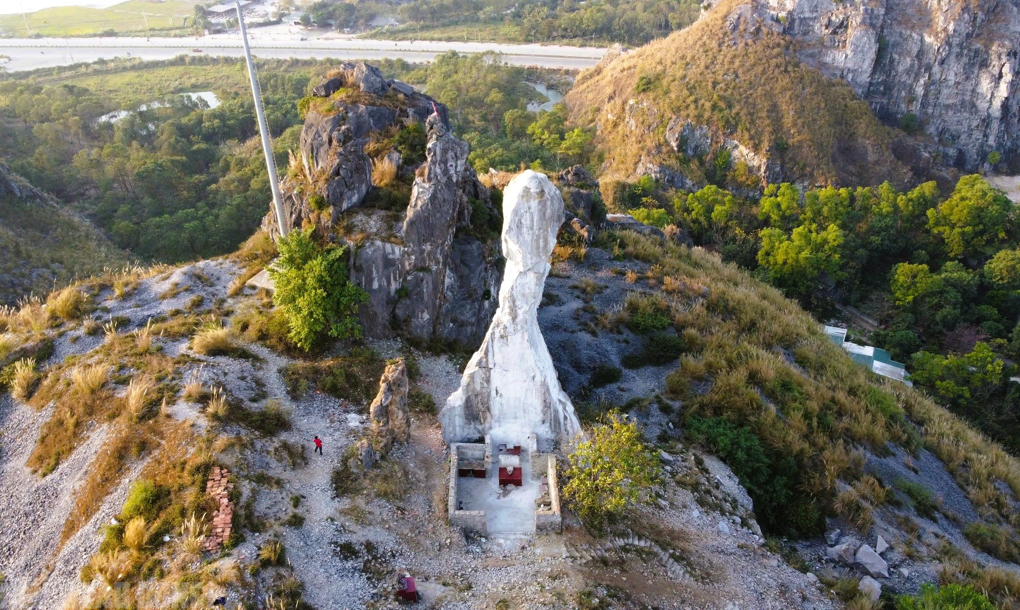 Chủ đầu tư n&oacute;i về số tiền 17 tỉ đồng gia cố H&ograve;n Vọng Phu- Ảnh 1.