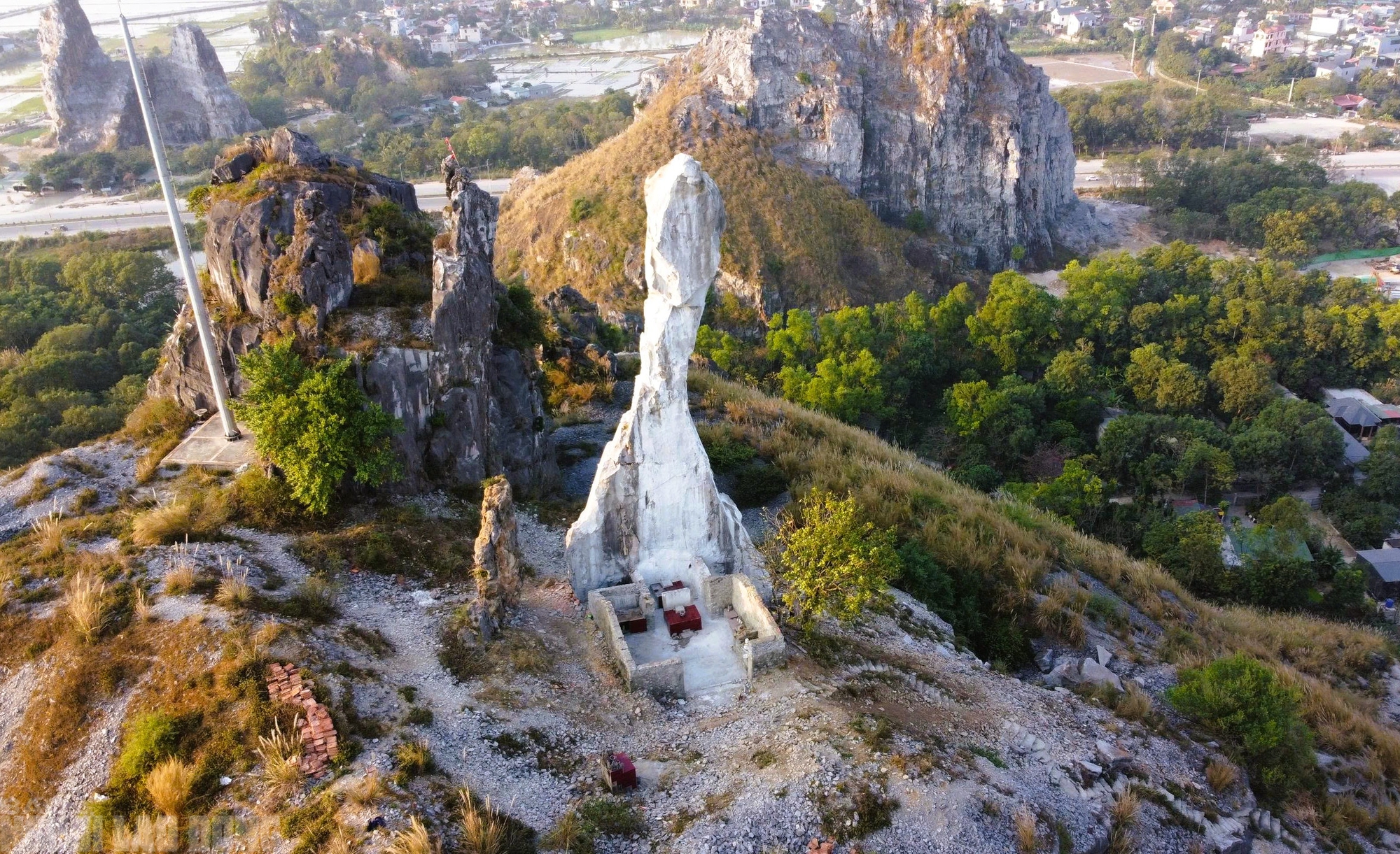 Chủ đầu tư n&oacute;i về số tiền 17 tỉ đồng gia cố H&ograve;n Vọng Phu- Ảnh 3.