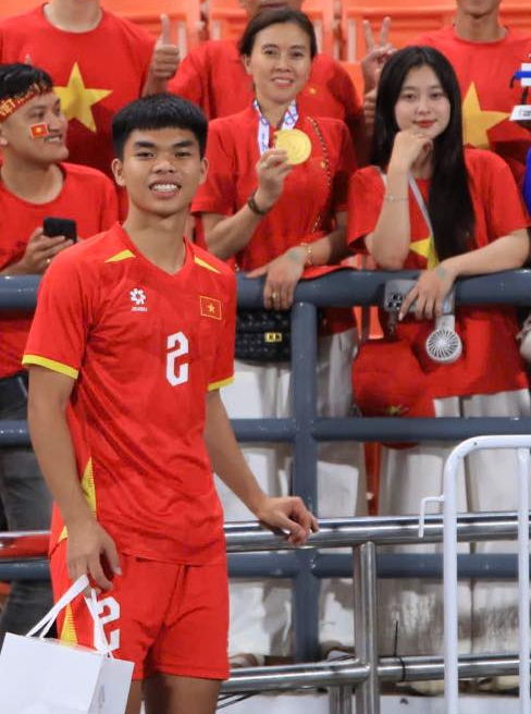 C&oacute; thể bạn chưa biết, em &uacute;t U23 Việt Nam L&ecirc; Ph&aacute;t đ&atilde; c&oacute; bạn g&aacute;i hotgirl, danh t&iacute;nh do ch&iacute;nh Đ&igrave;nh Bắc tiết lộ- Ảnh 3.