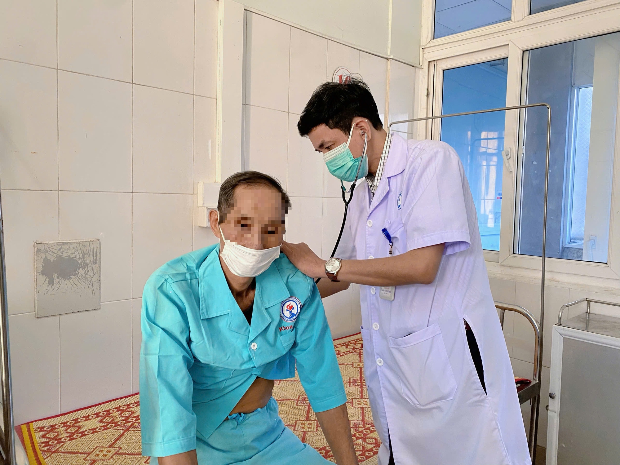 Cứu sống cụ &ocirc;ng 71 tuổi bị "ho ra m&aacute;u s&eacute;t đ&aacute;nh"- Ảnh 1.