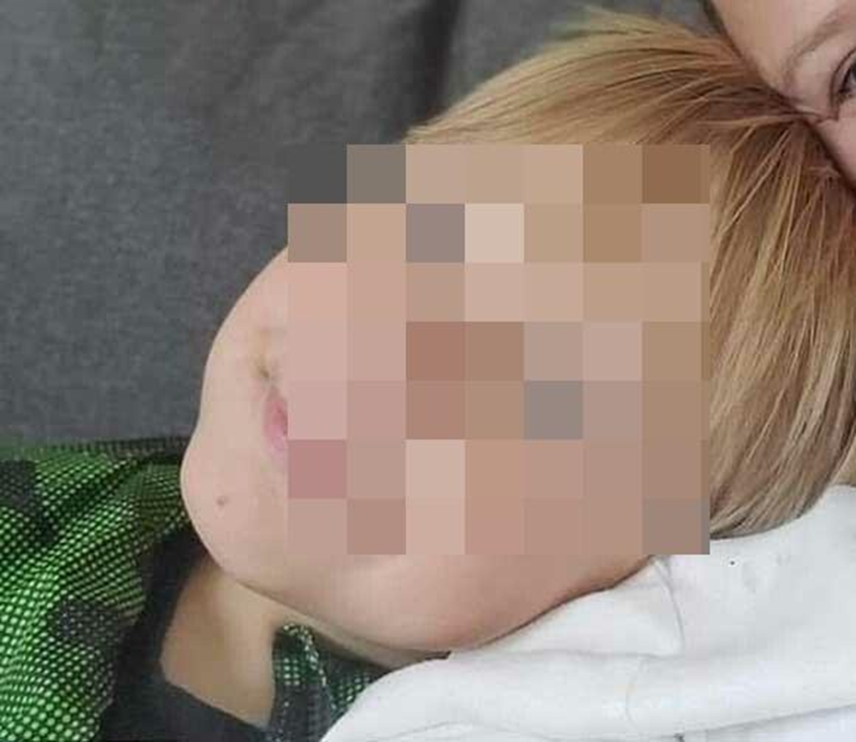 B&eacute; trai 11 tuổi đột ngột tử vong sau khi người nh&agrave; cho uống nước theo c&aacute;ch "lạ đời"- Ảnh 1.