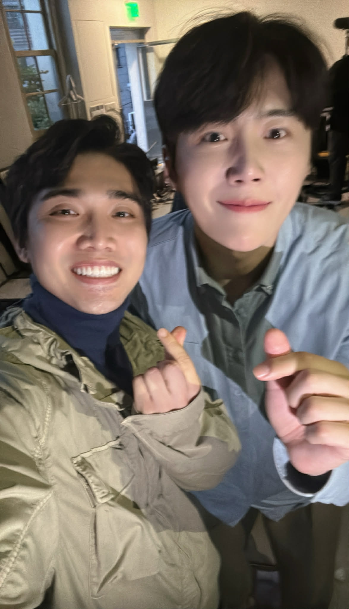 Ra m&agrave; xem diễn vi&ecirc;n Việt đ&oacute;ng phim c&ugrave;ng Kim Seon Ho, khoe ảnh n&eacute;t căng với Go Youn Jung m&agrave; ghen nổ mắt- Ảnh 11.