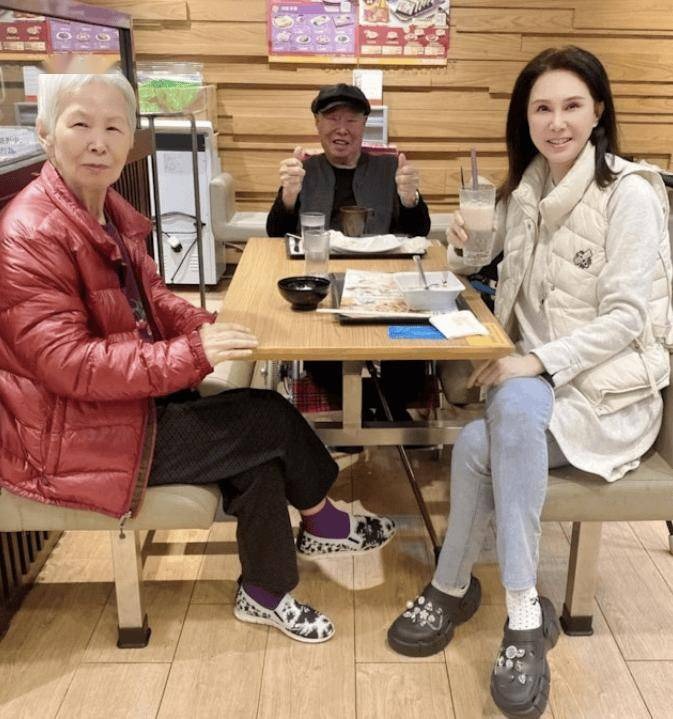 Đau l&ograve;ng 1 &Aacute; hậu đ&igrave;nh đ&aacute;m lần lượt mất cả cha lẫn mẹ chỉ trong 4 th&aacute;ng- Ảnh 2.