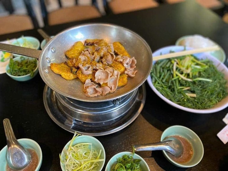 Kh&aacute;ch T&acirc;y cho&aacute;ng khi bước v&agrave;o qu&aacute;n b&uacute;n b&ograve; Huế ở Việt Nam: Gi&aacute; b&aacute;t b&uacute;n c&ograve;n g&acirc;y bất ngờ hơn nữa- Ảnh 9.