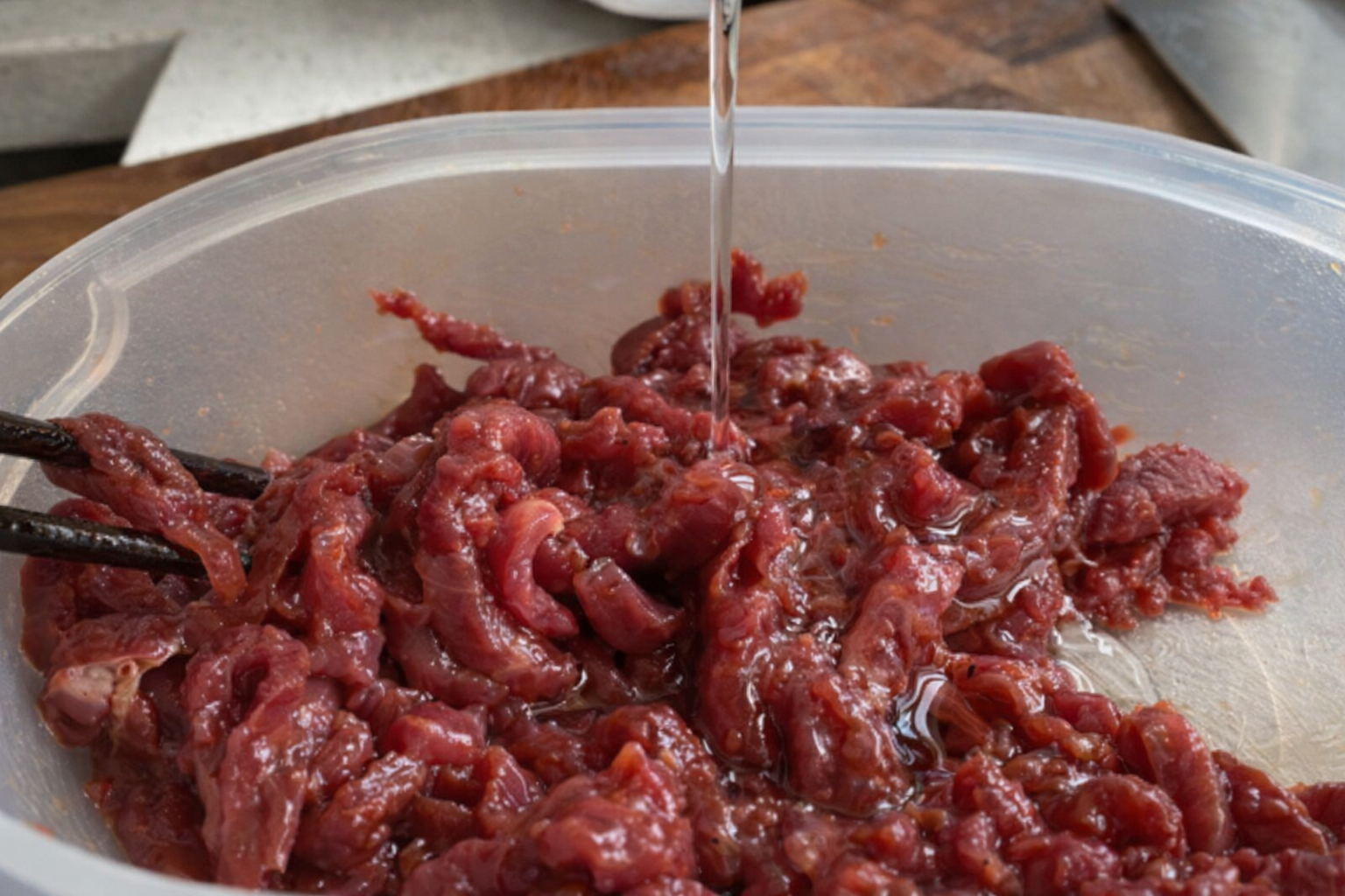 Th&ecirc;m 1 loại quả v&agrave;o ướp, thịt b&ograve; nấu xong mềm mọng, thơm ngon, bổ sung sắt cực tốt- Ảnh 2.