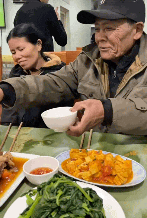 Sốc nhất MXH h&ocirc;m nay: Cụ &ocirc;ng đi 1000km để gặp bạn g&aacute;i quen tr&ecirc;n mạng, quyết đ&oacute;n về l&agrave;m vợ chỉ sau 2 ng&agrave;y "hẹn h&ograve;"- Ảnh 7.