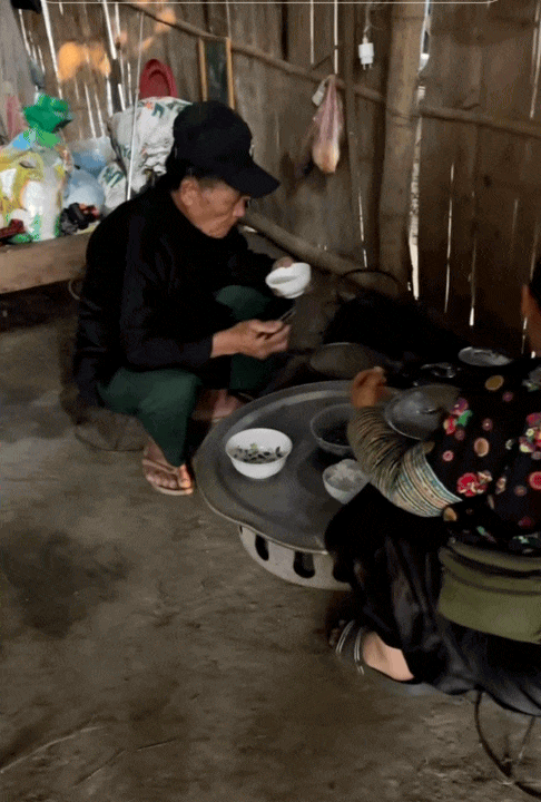 Sốc nhất MXH h&ocirc;m nay: Cụ &ocirc;ng đi 1000km để gặp bạn g&aacute;i quen tr&ecirc;n mạng, quyết đ&oacute;n về l&agrave;m vợ chỉ sau 2 ng&agrave;y "hẹn h&ograve;"- Ảnh 4.