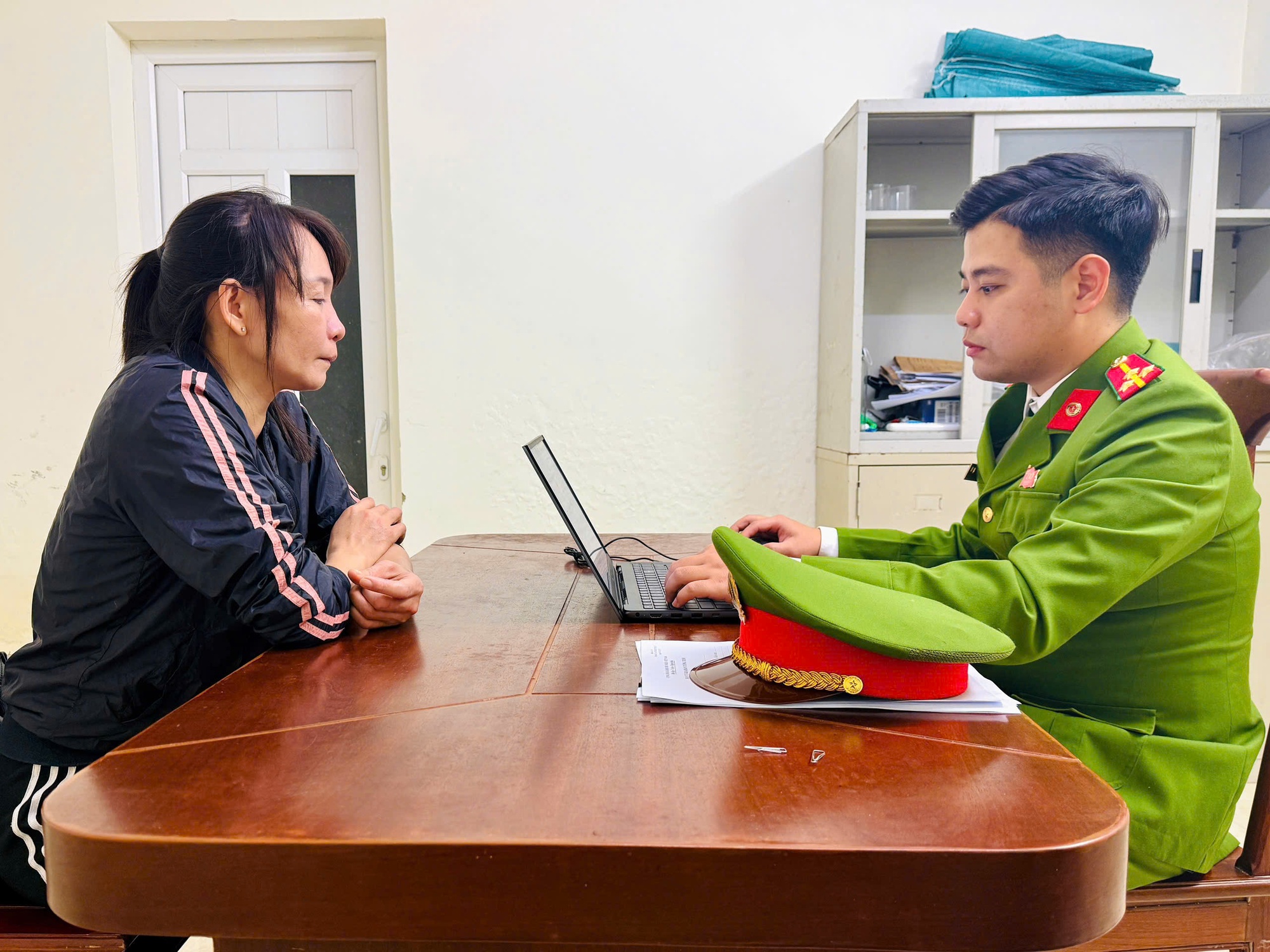 Khởi tố gi&aacute;m đốc doanh nghiệp chuy&ecirc;n cung cấp thực phẩm tr&ocirc;i nổi cho trường học- Ảnh 1.