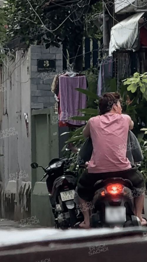 Bắt gặp Dương Domic tại biệt thự mới giữa tin đồn y&ecirc;u Linh Ka, diện mạo đời thường su&yacute;t nhận kh&ocirc;ng ra- Ảnh 2.