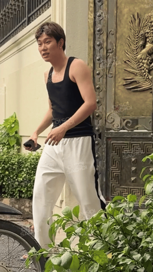 Bắt gặp Dương Domic tại biệt thự mới giữa tin đồn y&ecirc;u Linh Ka, diện mạo đời thường su&yacute;t nhận kh&ocirc;ng ra- Ảnh 1.