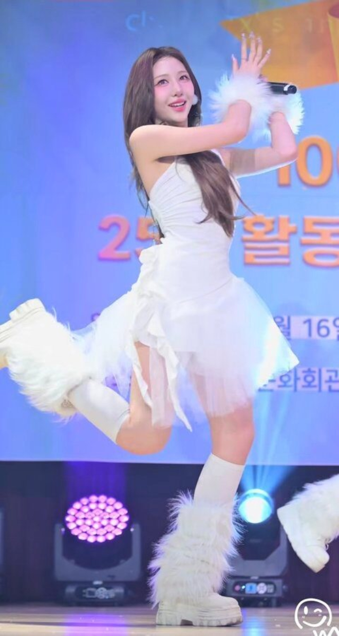 Sao nh&iacute; 15 tuổi &ldquo;dao k&eacute;o&rdquo; hỏng tới mức tự hủy nhan sắc- Ảnh 2.