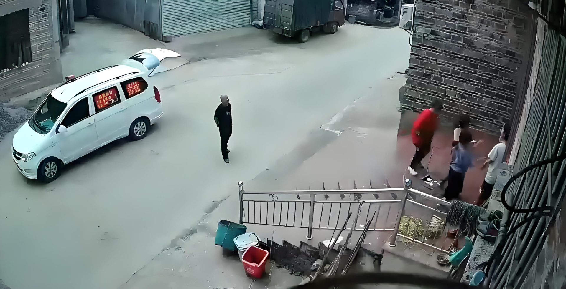 Xem xong cảnh n&agrave;y, ai c&ograve;n d&aacute;m chủ quan khi để trẻ con chơi trước cửa nh&agrave;?- Ảnh 1.