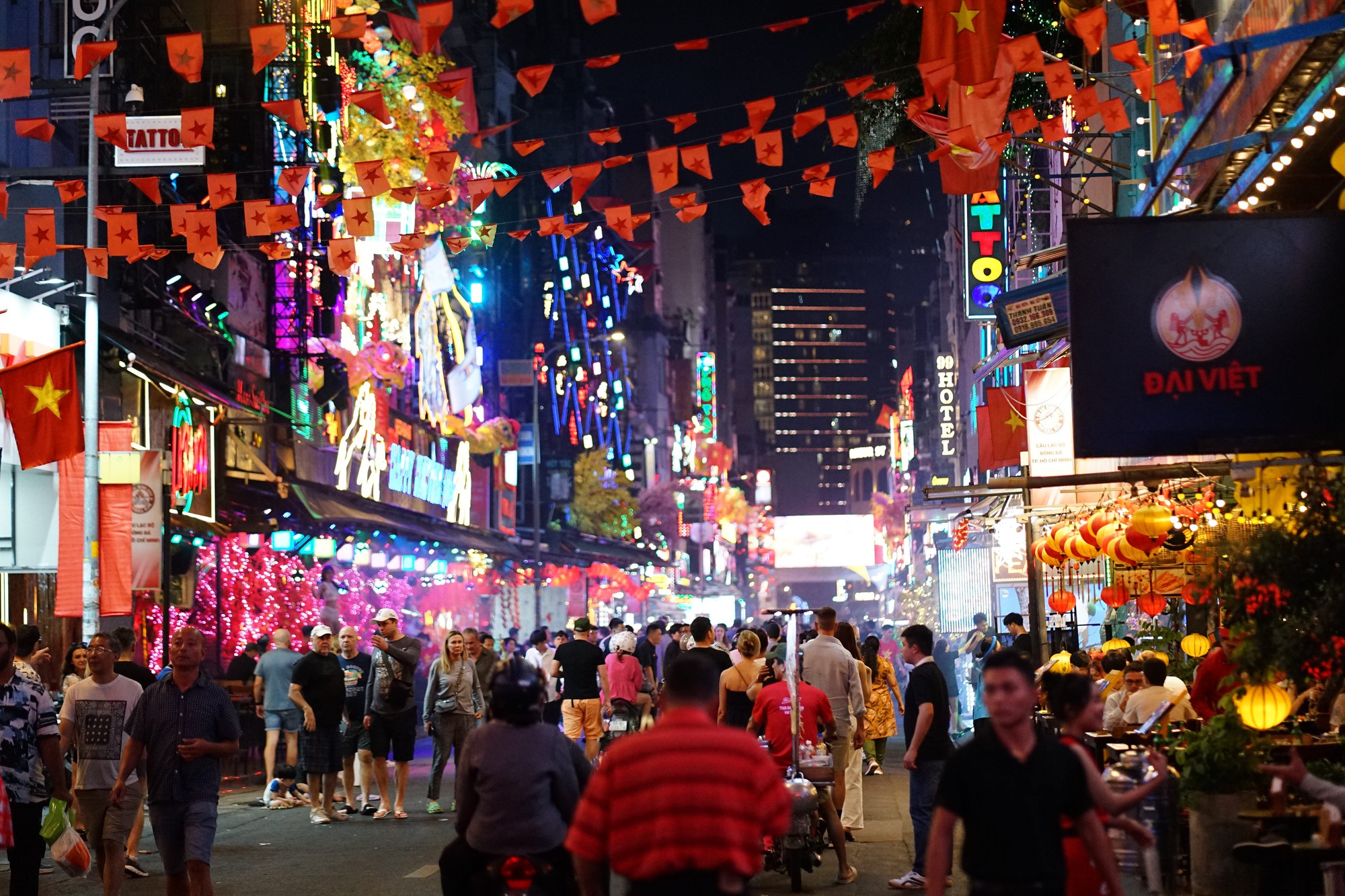 Khoảnh khắc c&aacute;c cổ động vi&ecirc;n thẫn thờ khi U23 Việt Nam bị dẫn trước- Ảnh 45.