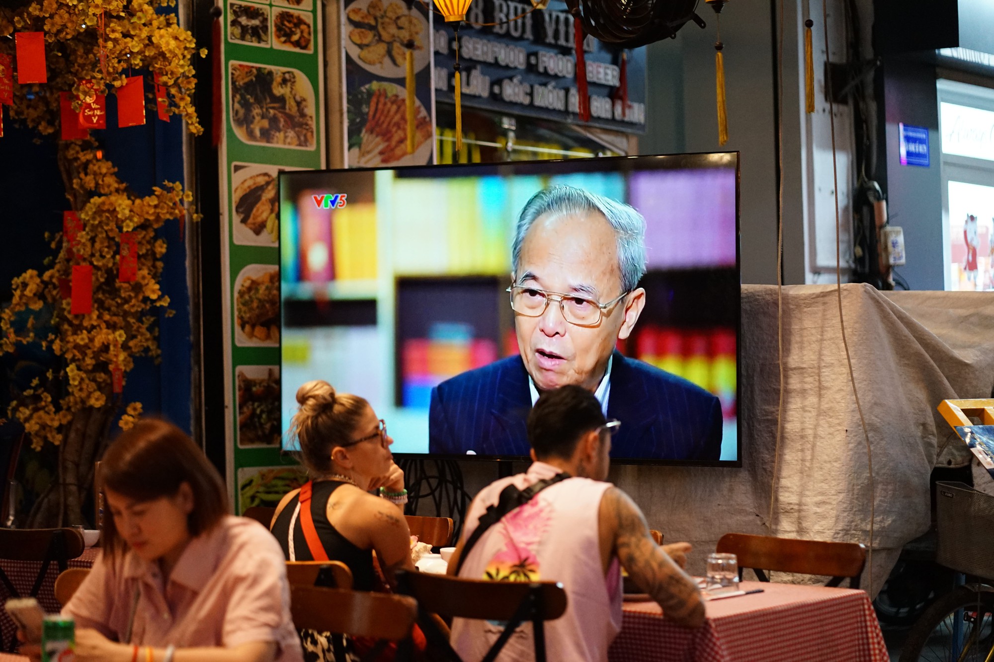 Khoảnh khắc c&aacute;c cổ động vi&ecirc;n thẫn thờ khi U23 Việt Nam bị dẫn trước- Ảnh 47.