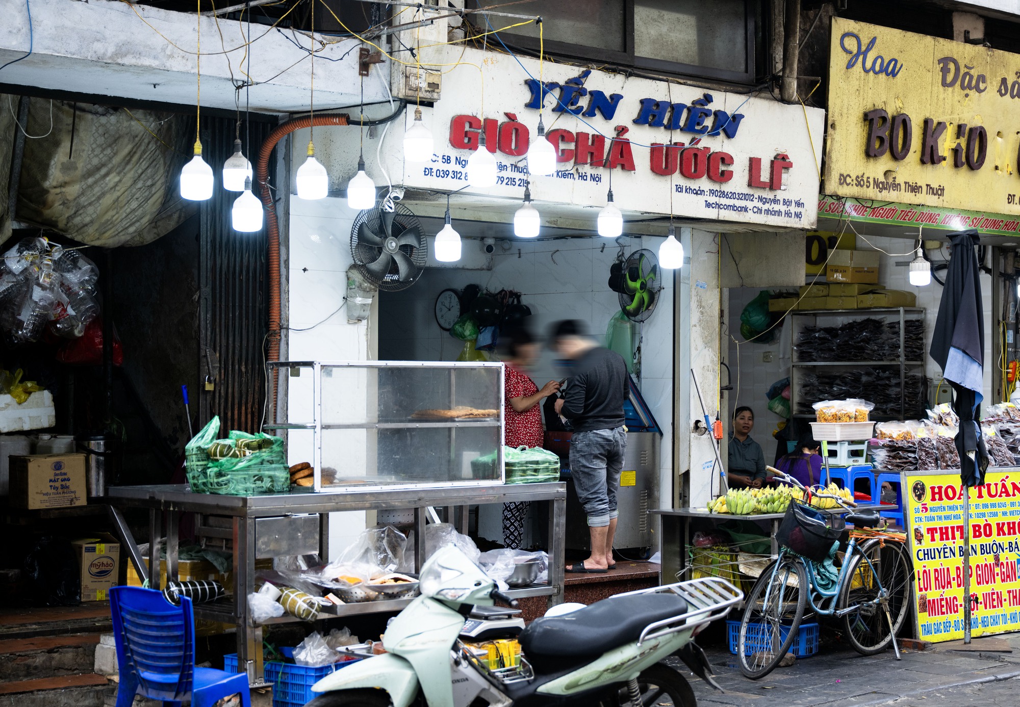 Cảnh tượng kh&oacute; tin tại cơ sở gi&ograve; chả ở phố cổ H&agrave; Nội sau khi bị ph&aacute;t hiện d&ugrave;ng chất cấm, tuồn ra thị trường 300 tấn suốt 3 năm- Ảnh 1.