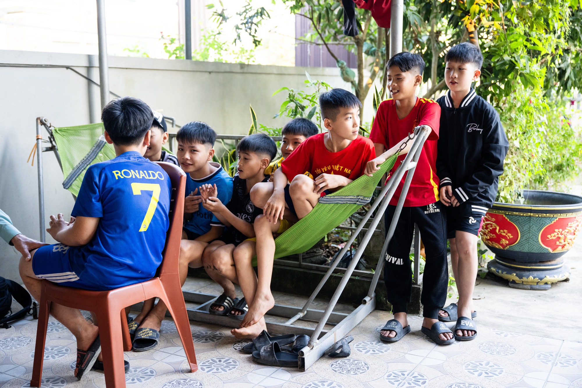 Về nh&agrave; Đ&igrave;nh Bắc trước giờ b&oacute;ng lăn- Ảnh 5.