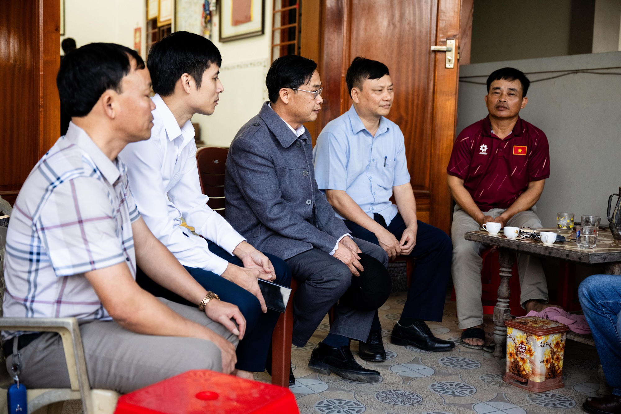 Về nh&agrave; Đ&igrave;nh Bắc trước giờ b&oacute;ng lăn- Ảnh 3.