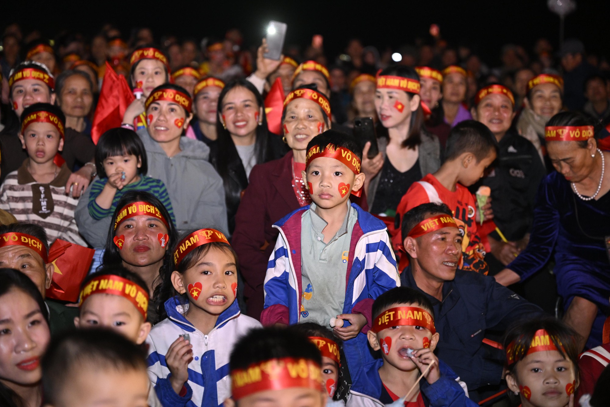 Khoảnh khắc c&aacute;c cổ động vi&ecirc;n thẫn thờ khi U23 Việt Nam bị dẫn trước- Ảnh 43.