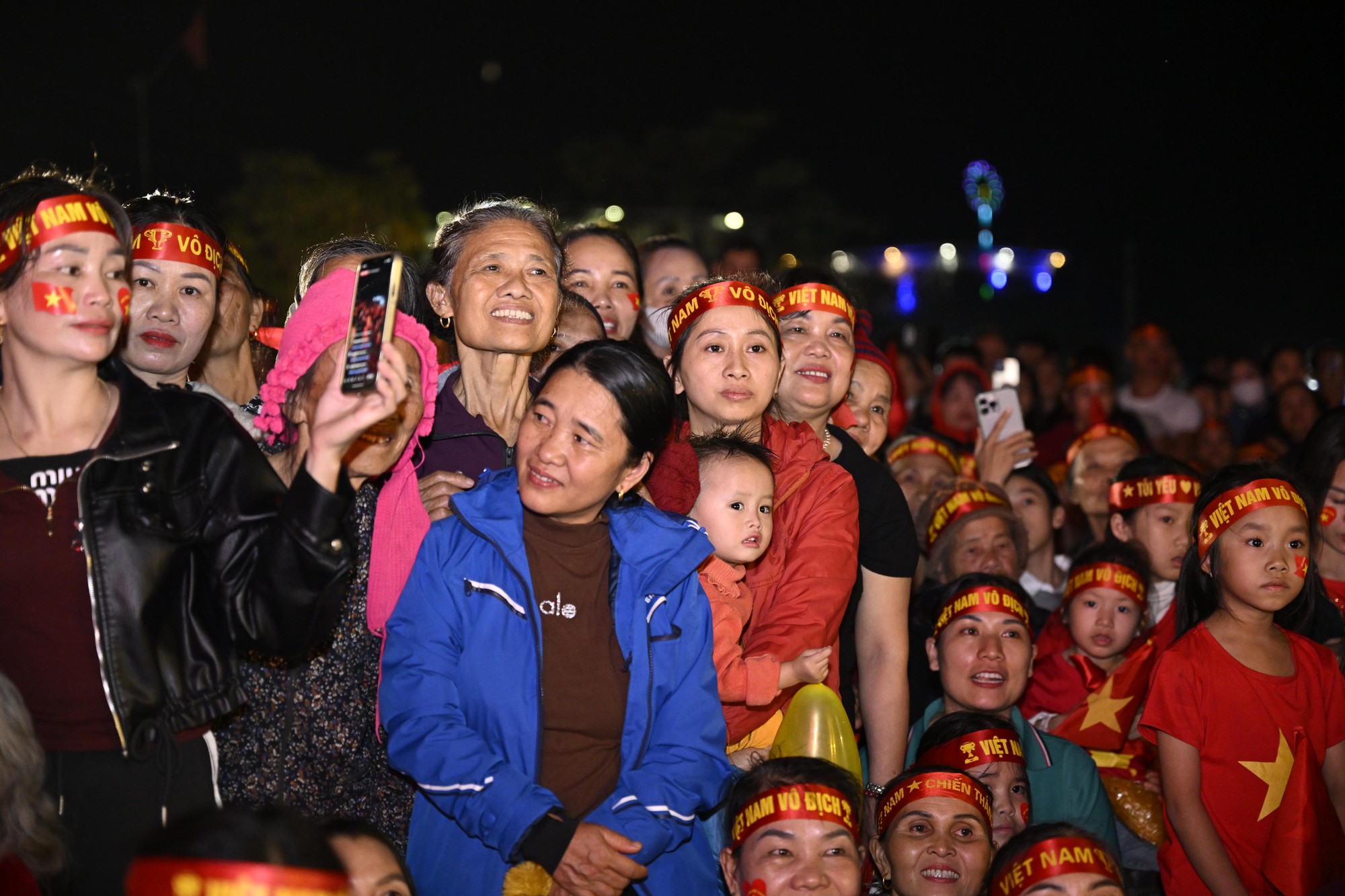 Khoảnh khắc c&aacute;c cổ động vi&ecirc;n thẫn thờ khi U23 Việt Nam bị dẫn trước- Ảnh 42.