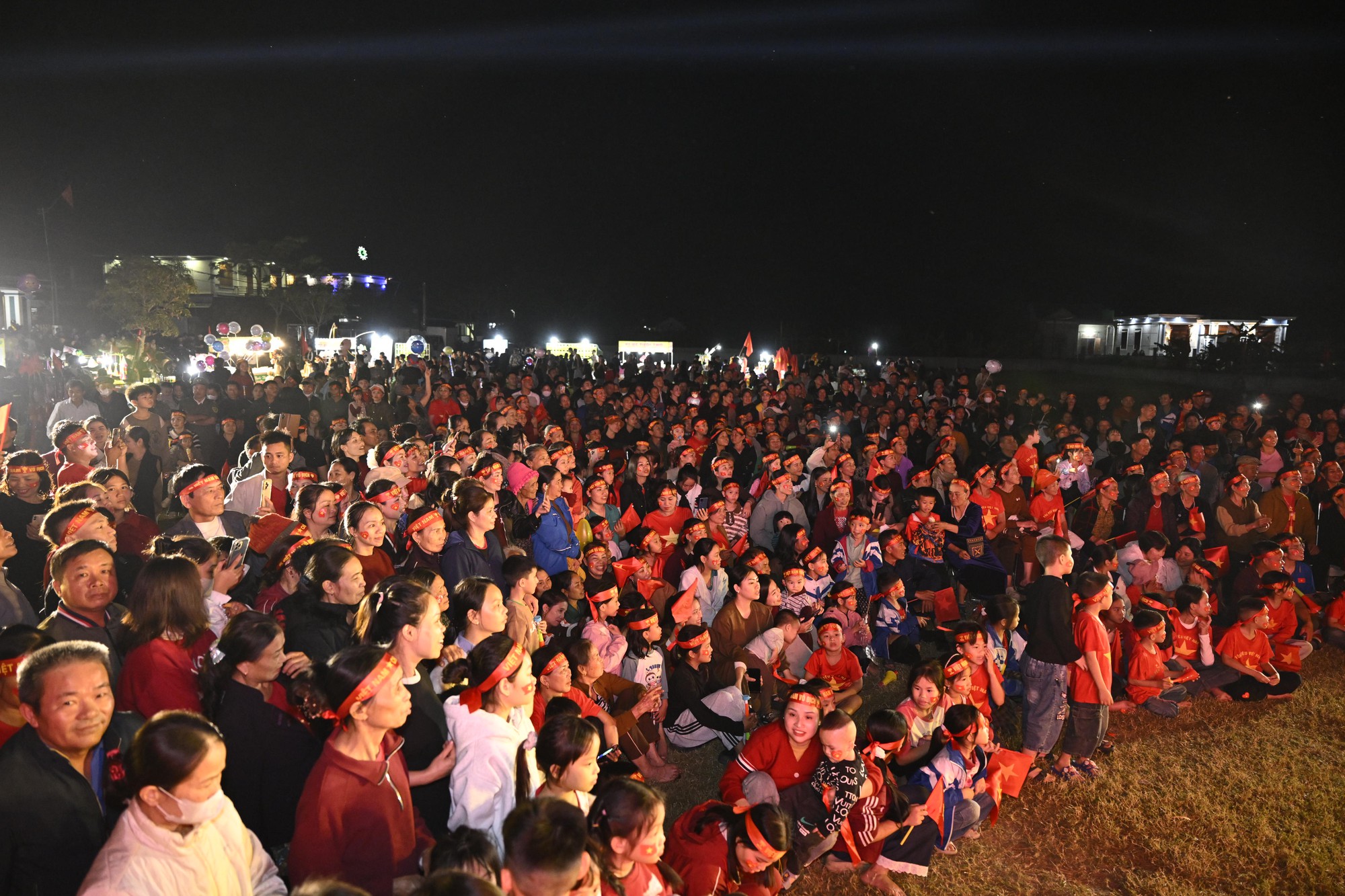 Khoảnh khắc c&aacute;c cổ động vi&ecirc;n thẫn thờ khi U23 Việt Nam bị dẫn trước- Ảnh 44.