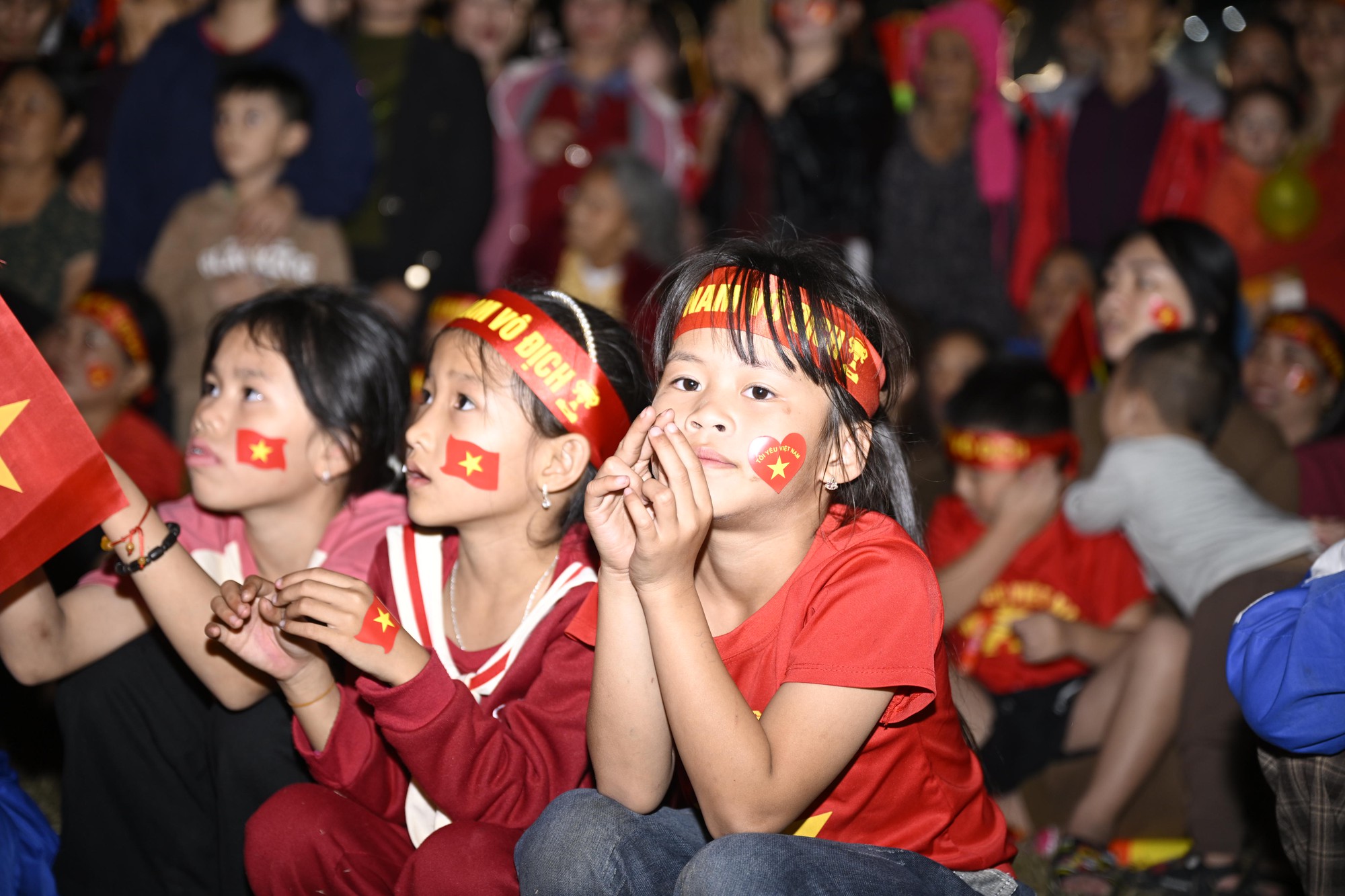 Khoảnh khắc c&aacute;c cổ động vi&ecirc;n thẫn thờ khi U23 Việt Nam bị dẫn trước- Ảnh 39.