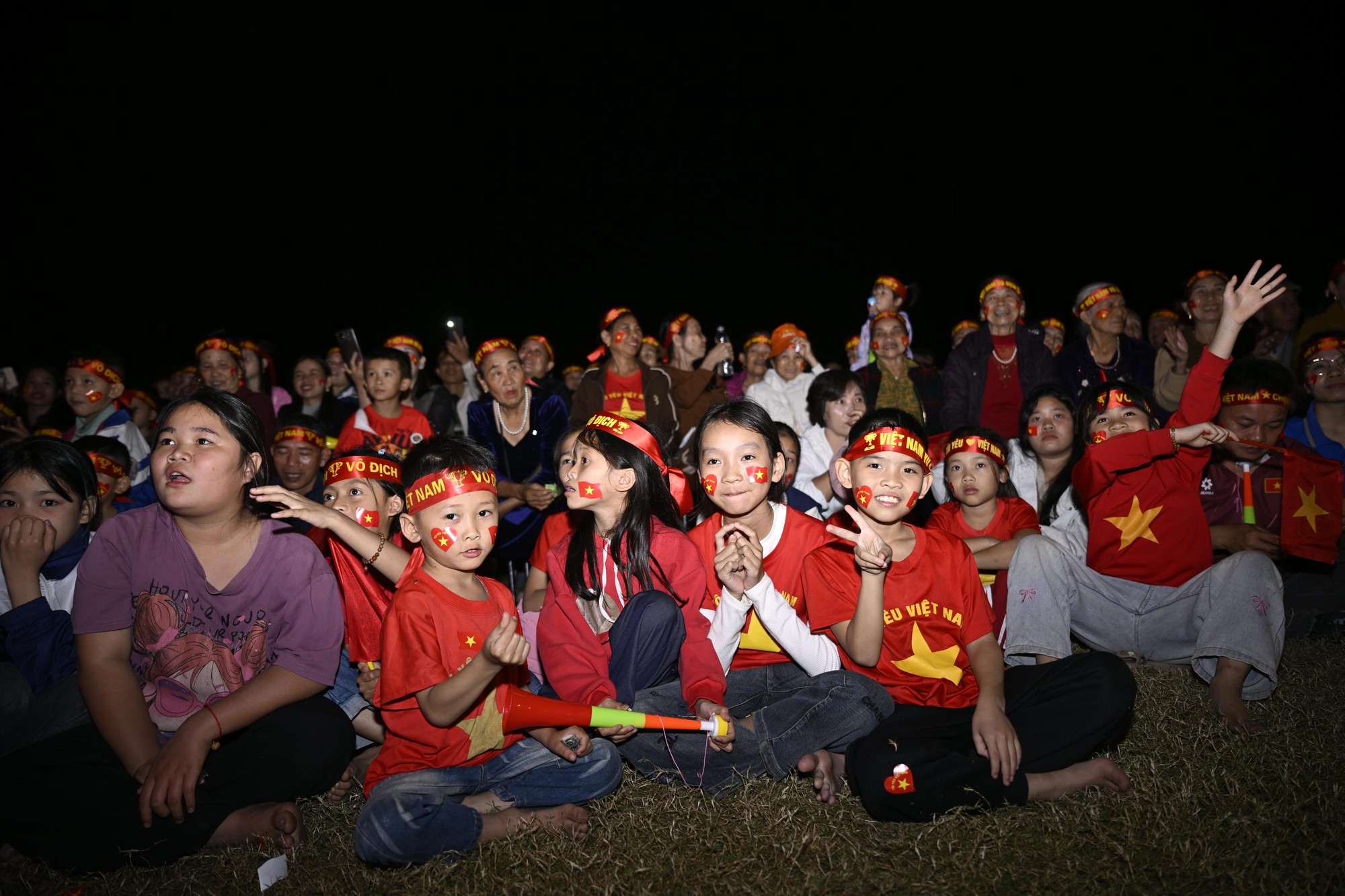 Khoảnh khắc c&aacute;c cổ động vi&ecirc;n thẫn thờ khi U23 Việt Nam bị dẫn trước- Ảnh 40.