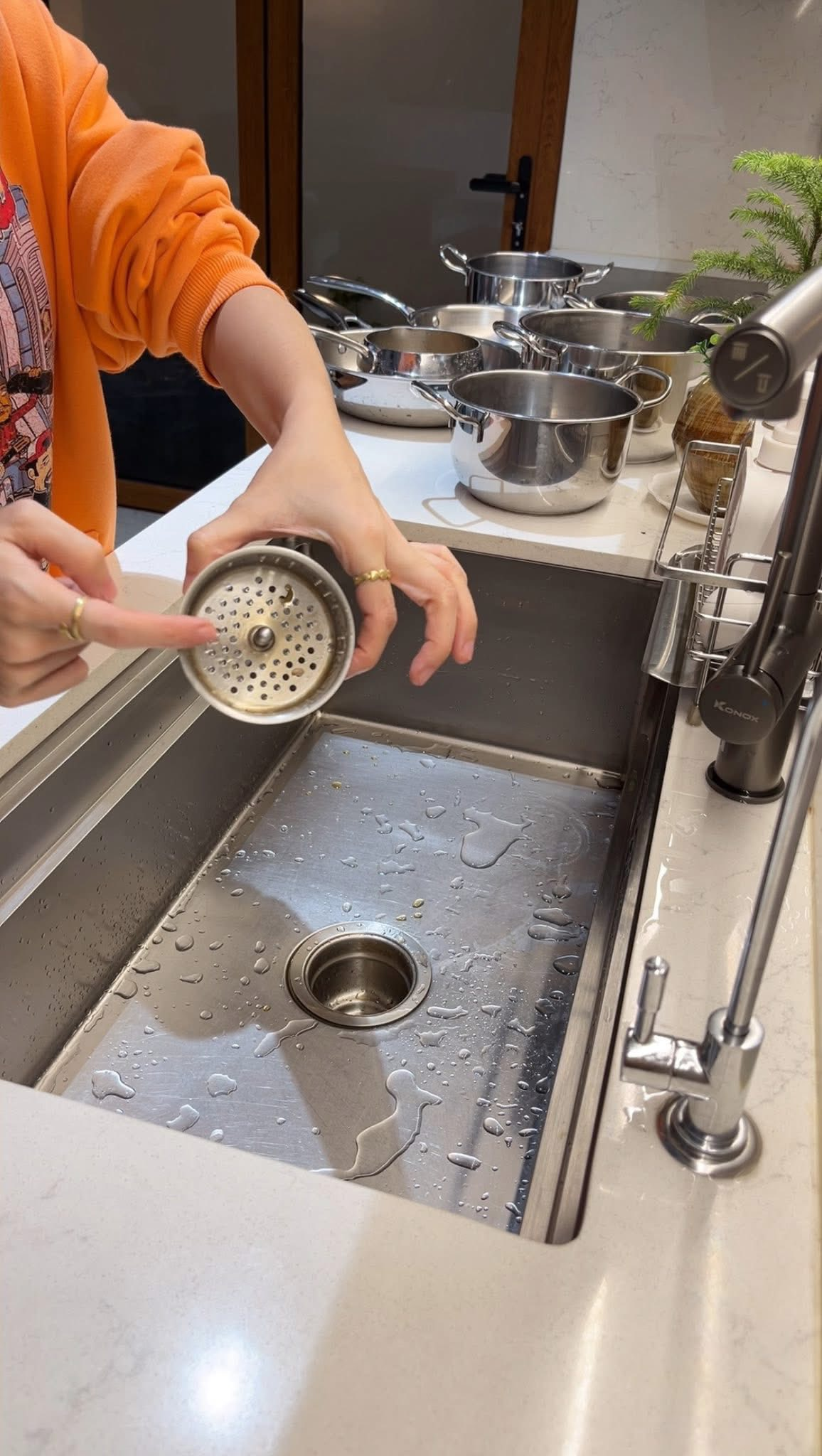 Dọn nh&agrave; gi&aacute;p Tết, nhiều người đang tự &ldquo;đốt tay&rdquo; v&igrave; h&oacute;a chất th&ocirc;ng cống: Đ&acirc;y l&agrave; 2 c&aacute;ch an to&agrave;n hơn hẳn- Ảnh 5.