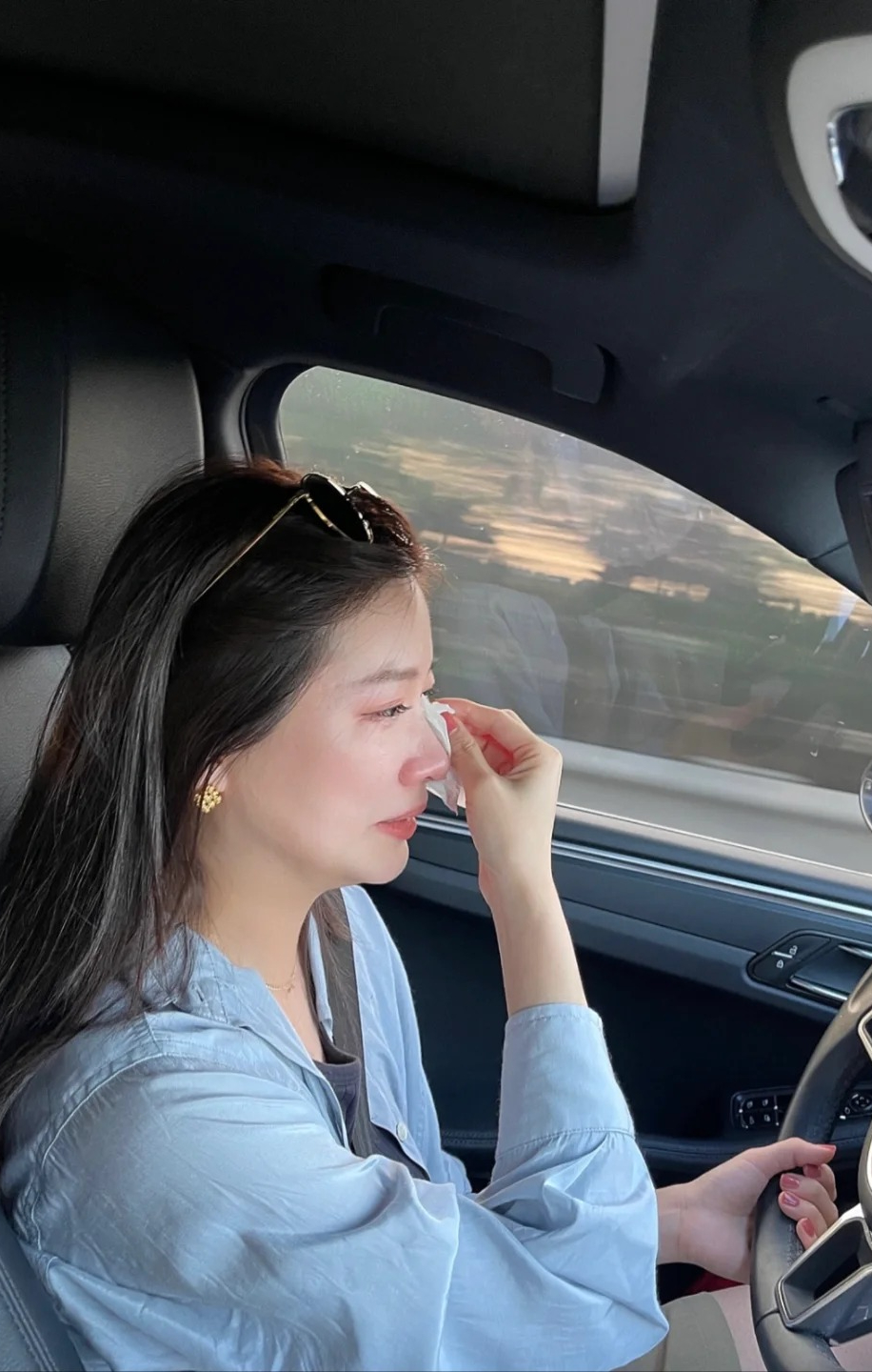 Kh&aacute;ch mang 13,7 tỷ đồng tiền đền b&ugrave; đất đi gửi tiết kiệm, 2 năm ph&aacute;t hiện đ&atilde; mua bảo hiểm, nh&acirc;n vi&ecirc;n ng&acirc;n h&agrave;ng chỉ n&oacute;i đ&uacute;ng 5 từ- Ảnh 2.