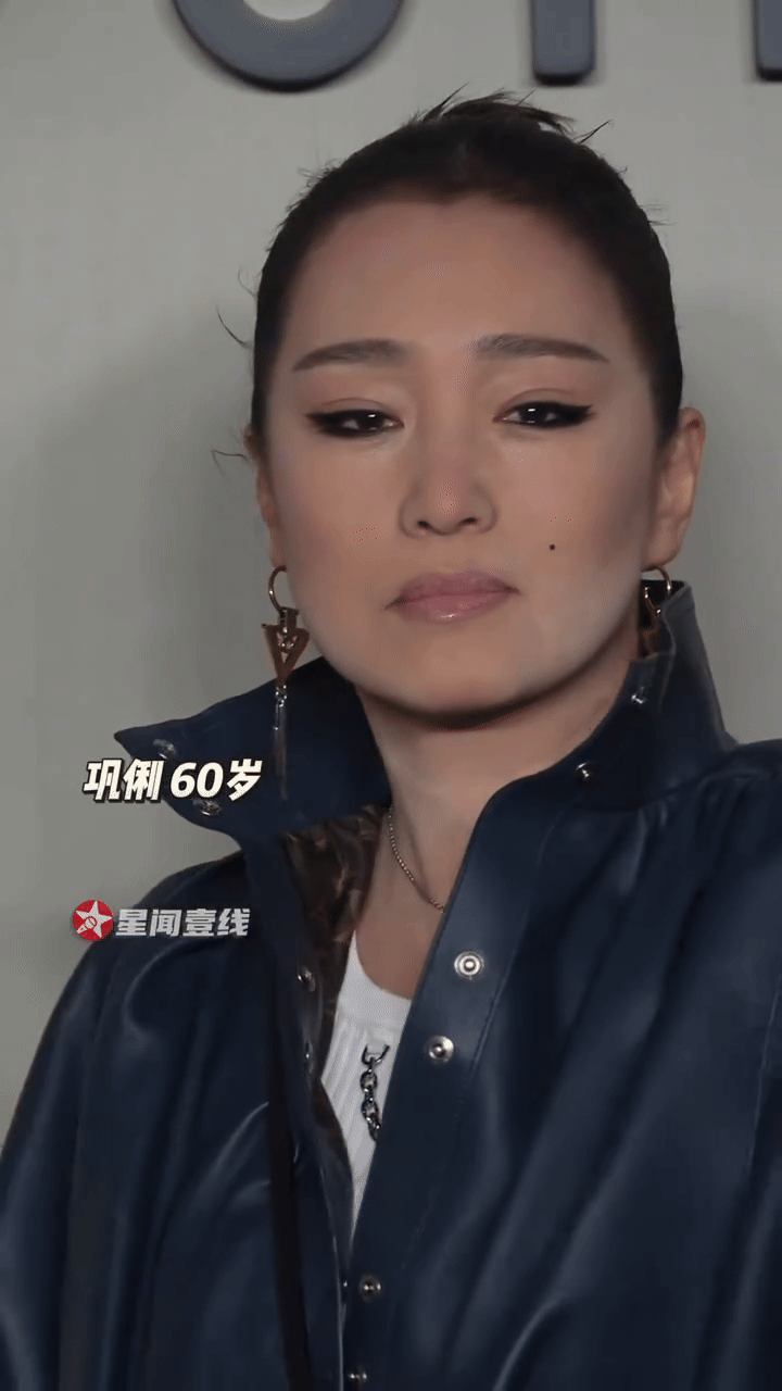 60 tuổi kh&ocirc;ng ai được như minh tinh n&agrave;y: Thần th&aacute;i quyền lực, mỉm cười vẫy tay một c&aacute;i l&agrave; triệu người nể nang- Ảnh 1.