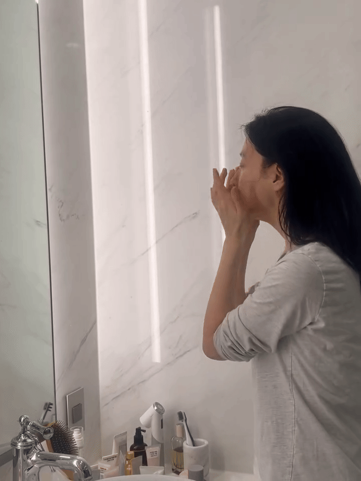 Mỹ nh&acirc;n 54 tuổi cứ đăng h&igrave;nh l&agrave; g&acirc;y x&ocirc;n xao, chu tr&igrave;nh skincare vừa tiết lộ n&oacute;i l&ecirc;n tất cả- Ảnh 5.