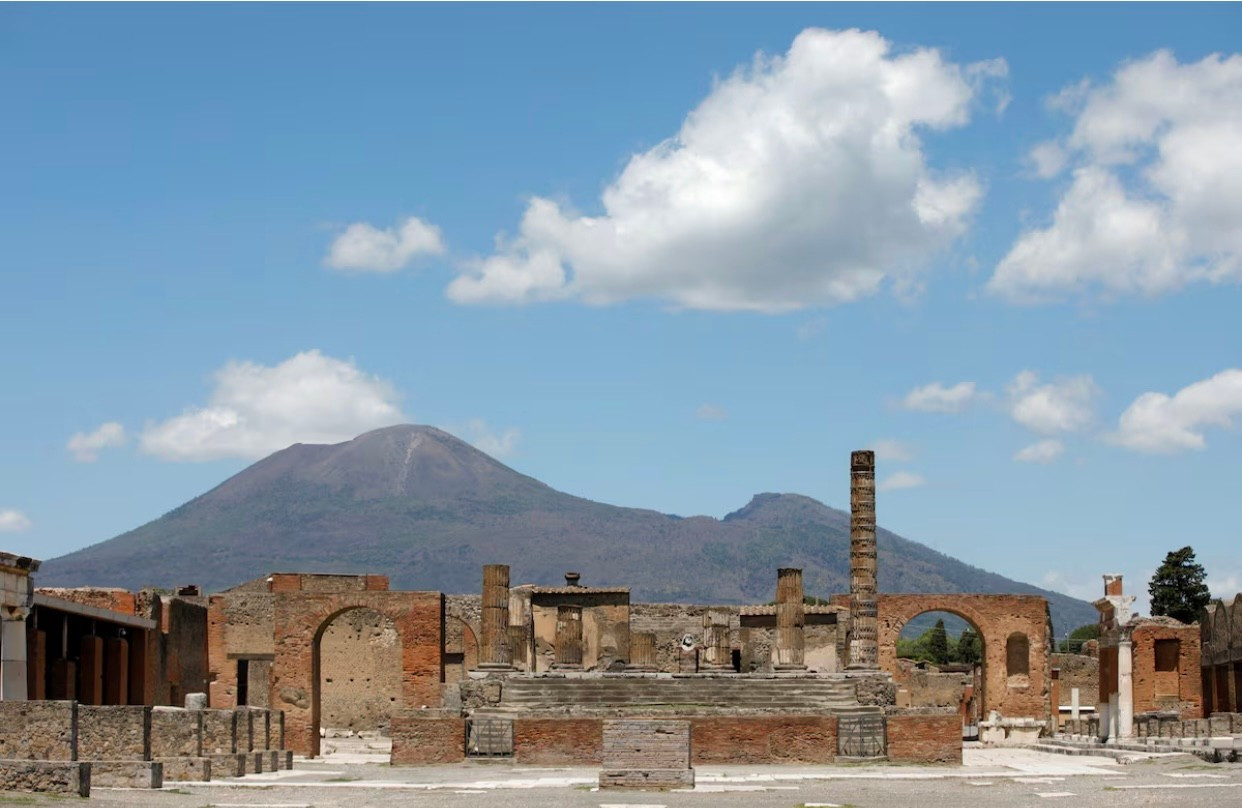 B&iacute; ẩn thư t&igrave;nh tr&ecirc;n bức tường cổ bị ch&ocirc;n v&ugrave;i nhiều thế kỷ- Ảnh 2.