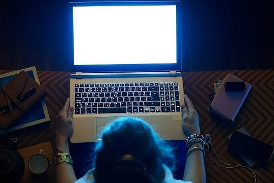 &Aacute;nh s&aacute;ng xanh đang b&agrave;o m&ograve;n l&agrave;n da như thế n&agrave;o?- Ảnh 1.