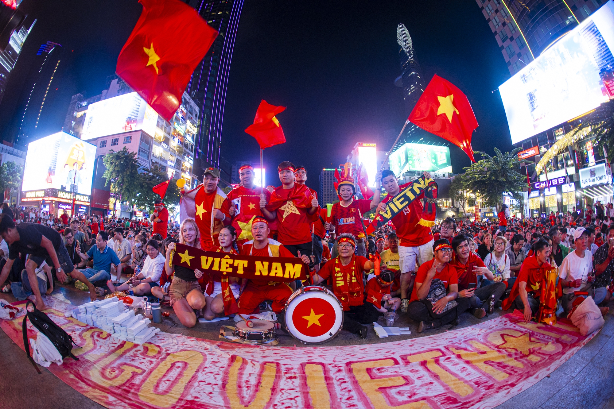 Khoảnh khắc c&aacute;c cổ động vi&ecirc;n thẫn thờ khi U23 Việt Nam bị dẫn trước- Ảnh 31.