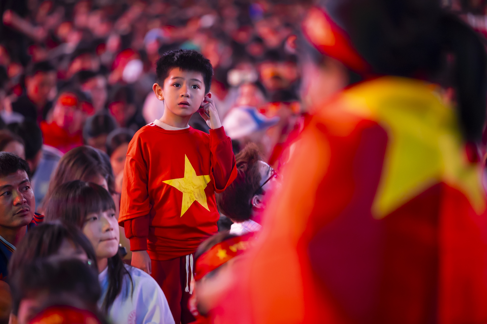 Khoảnh khắc c&aacute;c cổ động vi&ecirc;n thẫn thờ khi U23 Việt Nam bị dẫn trước- Ảnh 32.