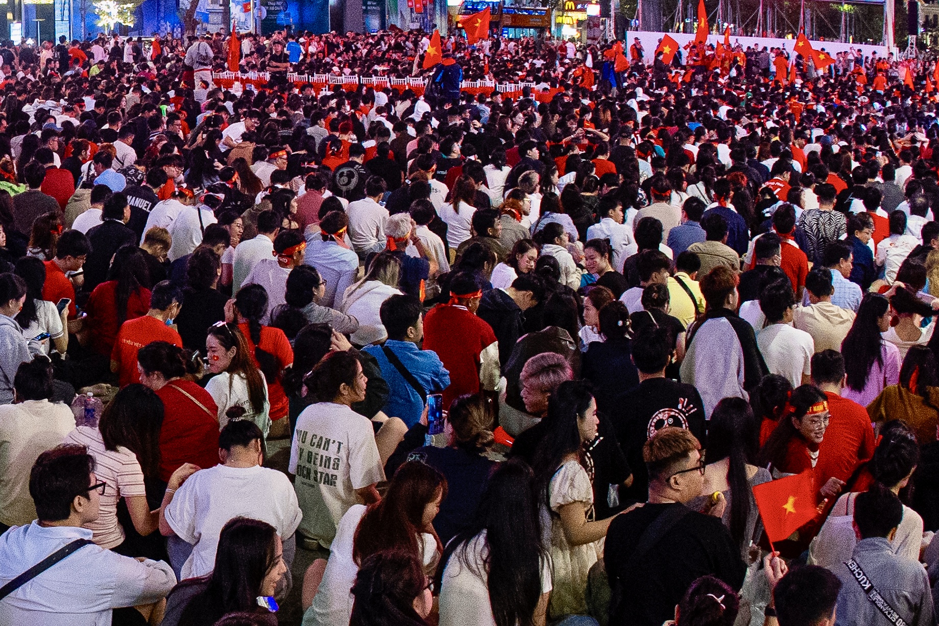 Khoảnh khắc c&aacute;c cổ động vi&ecirc;n thẫn thờ khi U23 Việt Nam bị dẫn trước- Ảnh 33.