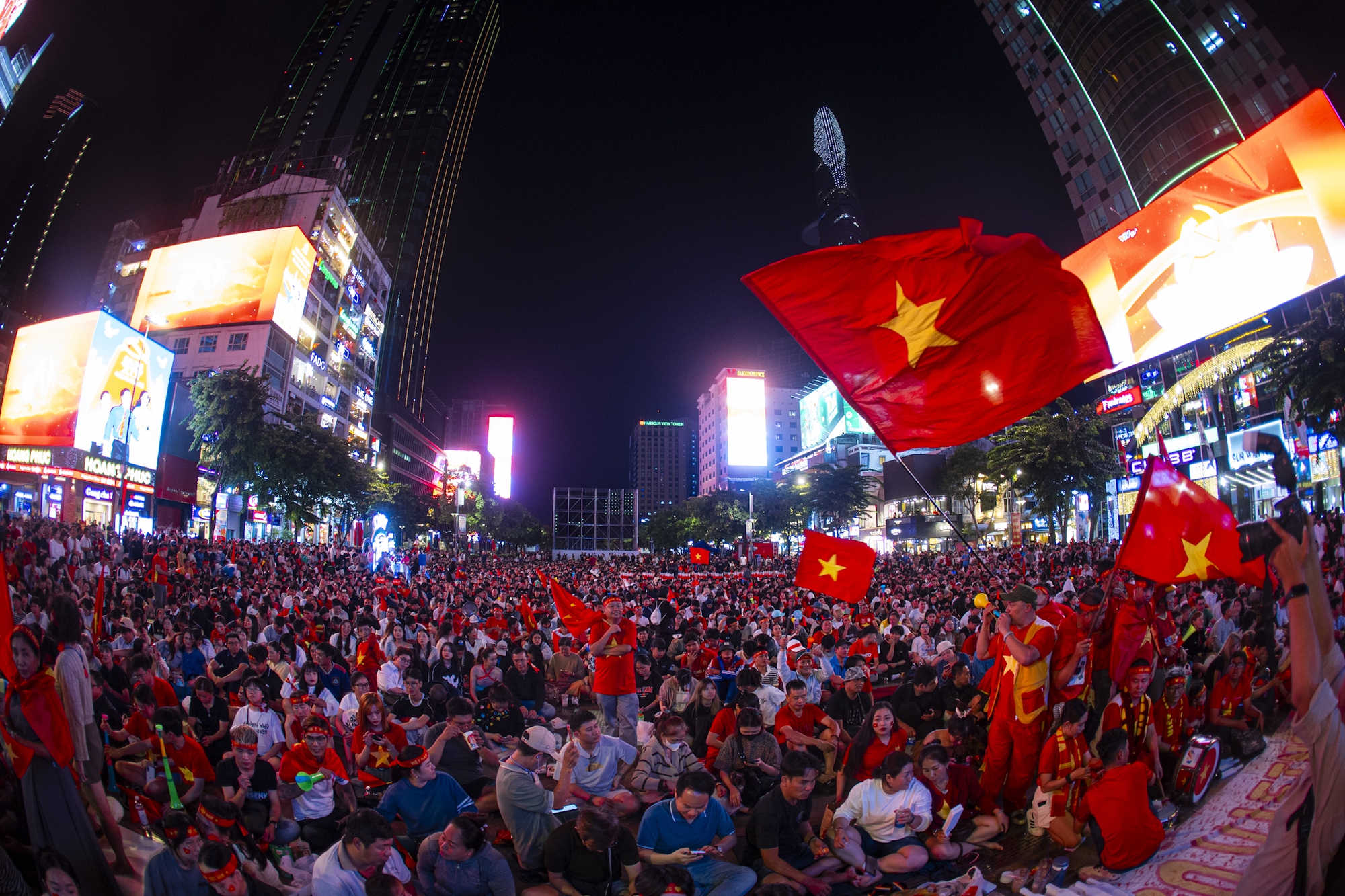 Khoảnh khắc c&aacute;c cổ động vi&ecirc;n thẫn thờ khi U23 Việt Nam bị dẫn trước- Ảnh 34.