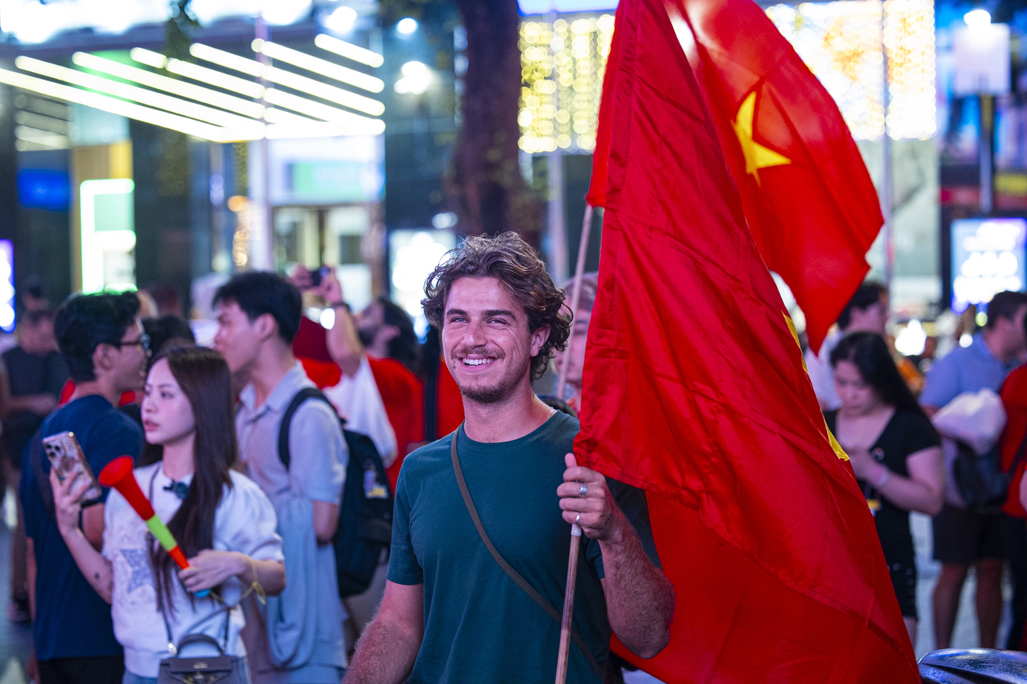 Khoảnh khắc c&aacute;c cổ động vi&ecirc;n thẫn thờ khi U23 Việt Nam bị dẫn trước- Ảnh 35.