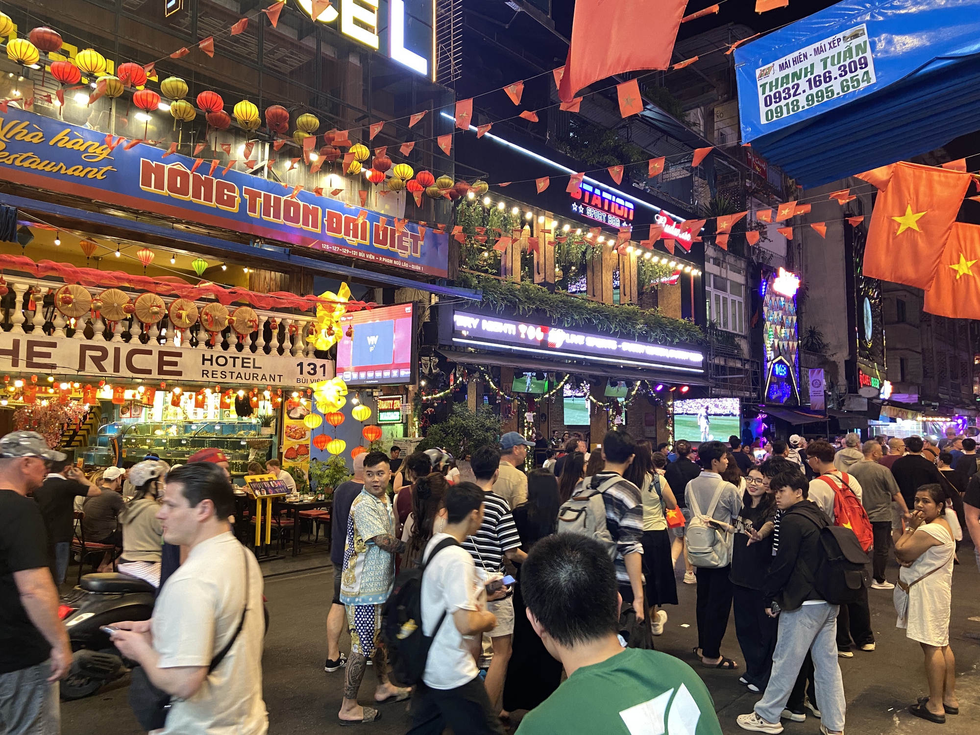 Khoảnh khắc c&aacute;c cổ động vi&ecirc;n thẫn thờ khi U23 Việt Nam bị dẫn trước- Ảnh 46.