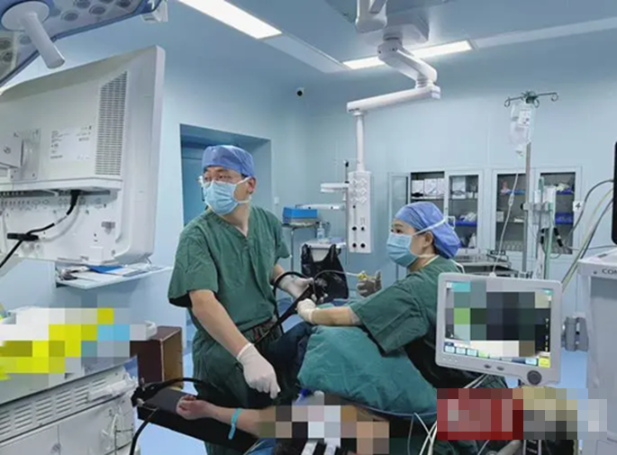 Người đàn ông 36 tuổi đau bụng dữ dội, đi khám phát hiện thứ "lạ đời" không ai nghĩ được nó nằm bên trong- Ảnh 2.