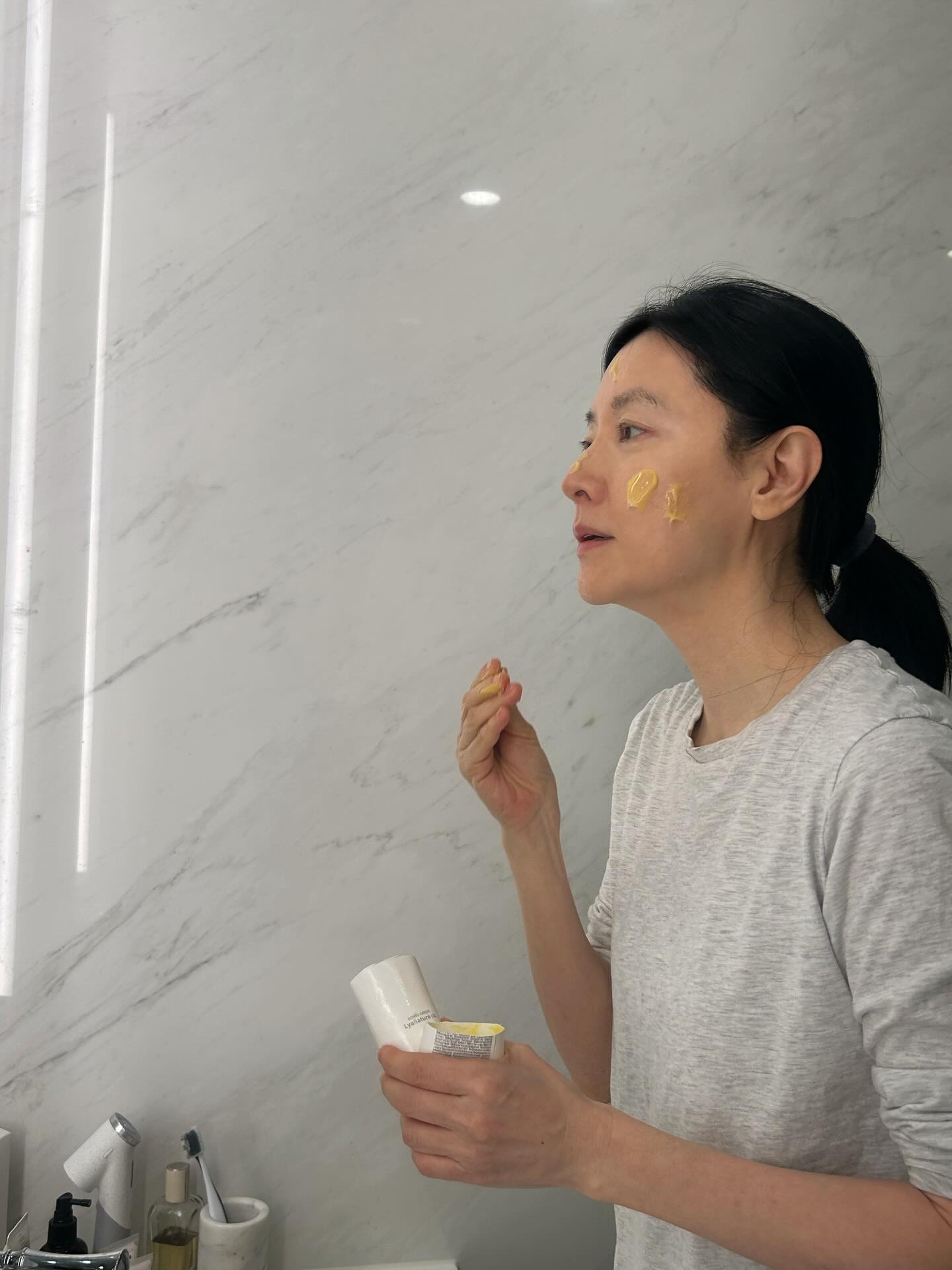 Mỹ nh&acirc;n 54 tuổi cứ đăng h&igrave;nh l&agrave; g&acirc;y x&ocirc;n xao, chu tr&igrave;nh skincare vừa tiết lộ n&oacute;i l&ecirc;n tất cả- Ảnh 6.