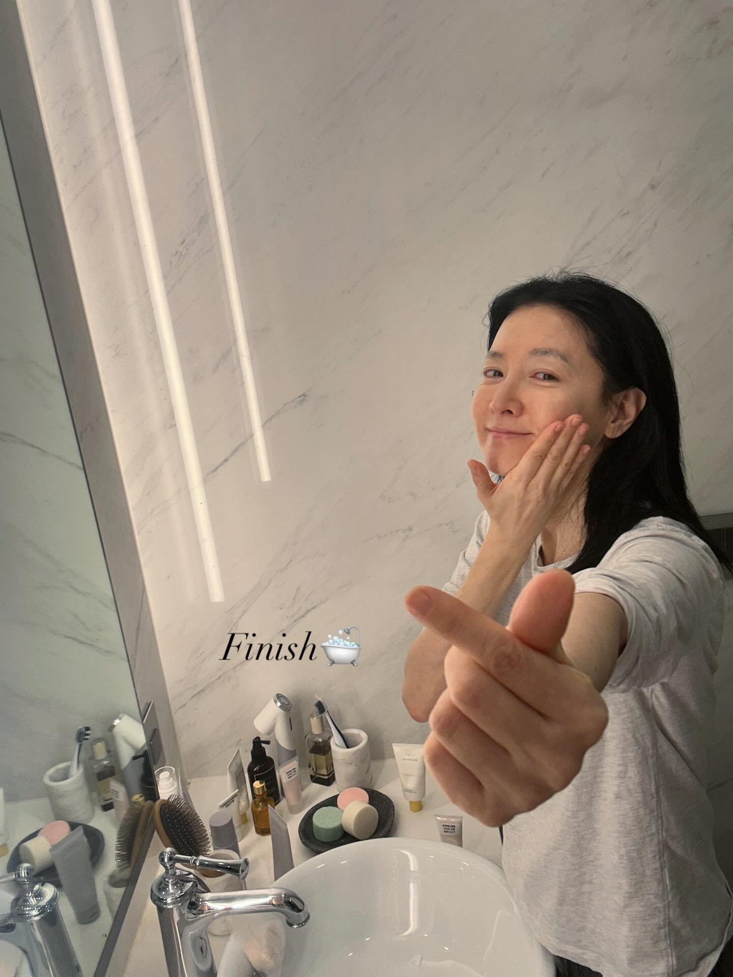 Mỹ nh&acirc;n 54 tuổi cứ đăng h&igrave;nh l&agrave; g&acirc;y x&ocirc;n xao, chu tr&igrave;nh skincare vừa tiết lộ n&oacute;i l&ecirc;n tất cả- Ảnh 1.