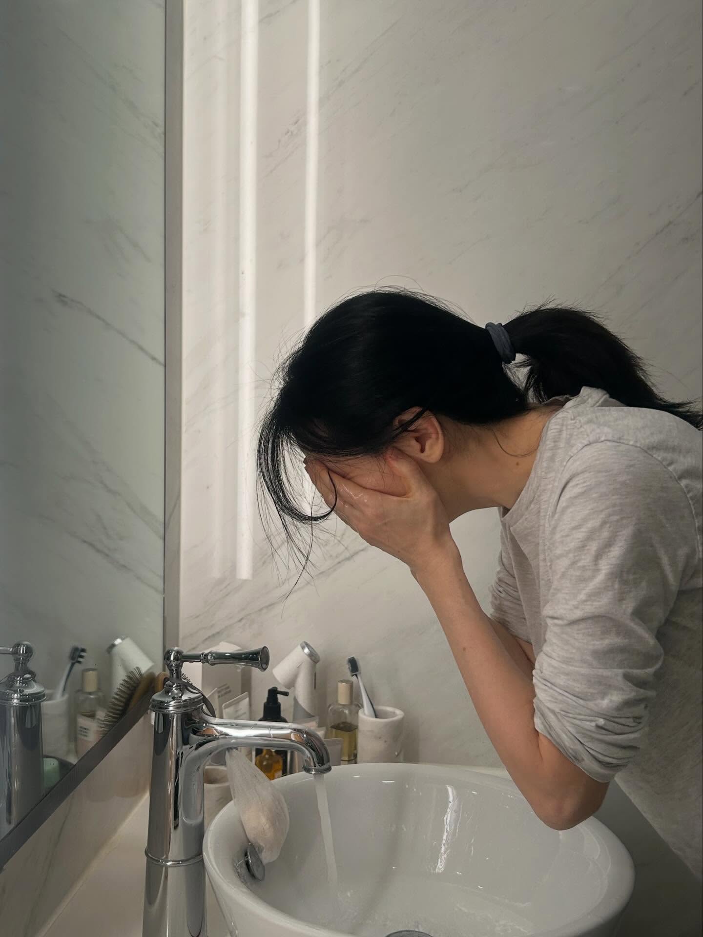 Mỹ nh&acirc;n 54 tuổi cứ đăng h&igrave;nh l&agrave; g&acirc;y x&ocirc;n xao, chu tr&igrave;nh skincare vừa tiết lộ n&oacute;i l&ecirc;n tất cả- Ảnh 4.