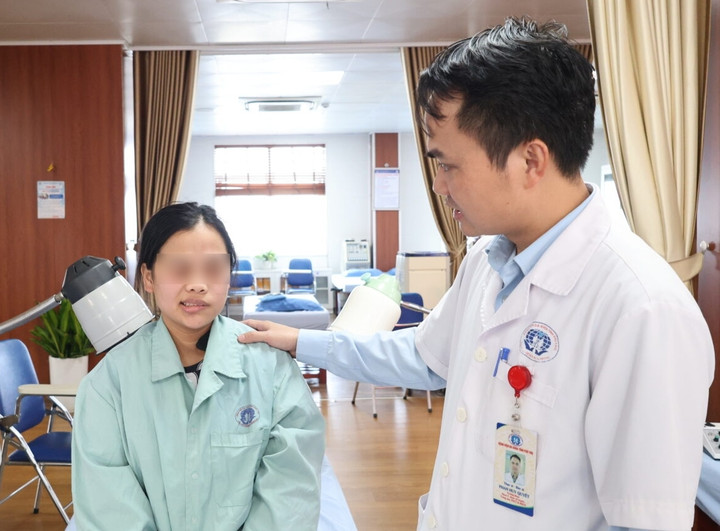 Đột ngột m&eacute;o mồm, liệt mặt sau giấc ngủ- Ảnh 1.