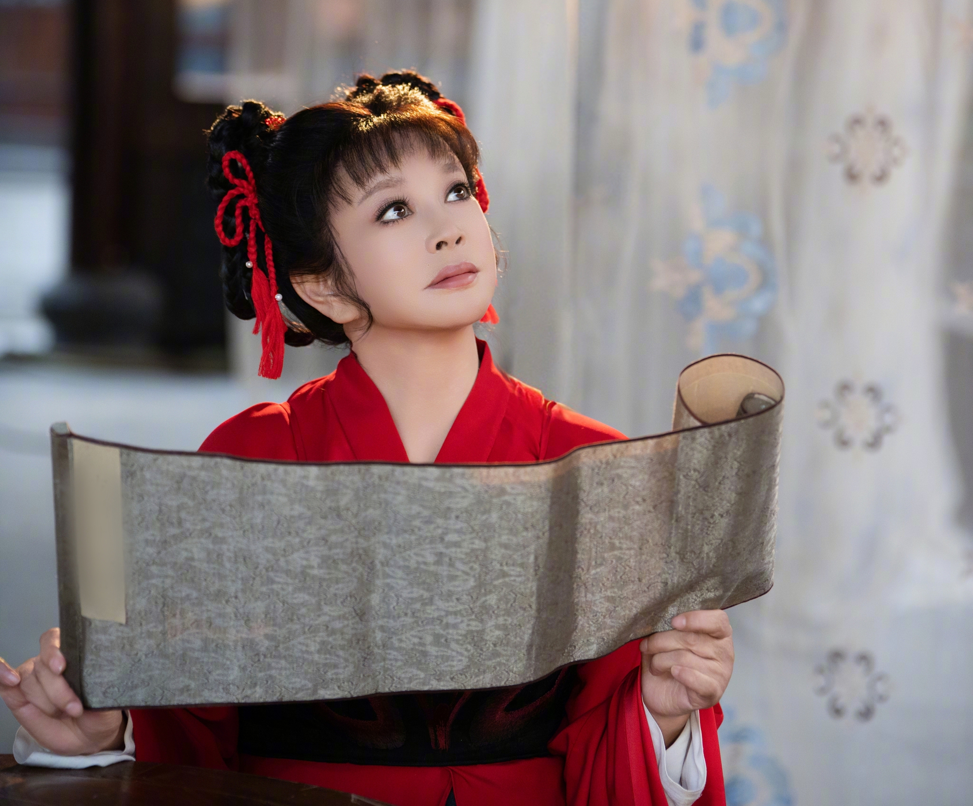 Cần c&oacute; lệnh cấm minh tinh n&agrave;y cưa sừng l&agrave;m ngh&eacute;: 75 tuổi vẫn đ&oacute;ng thiếu nữ 16, kh&ocirc;ng tự soi gương &agrave;?- Ảnh 2.