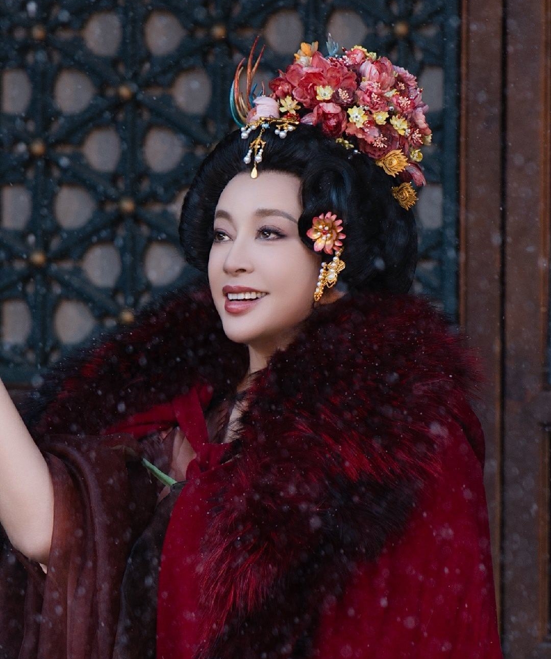 Cần c&oacute; lệnh cấm minh tinh n&agrave;y cưa sừng l&agrave;m ngh&eacute;: 75 tuổi vẫn đ&oacute;ng thiếu nữ 16, kh&ocirc;ng tự soi gương &agrave;?- Ảnh 4.