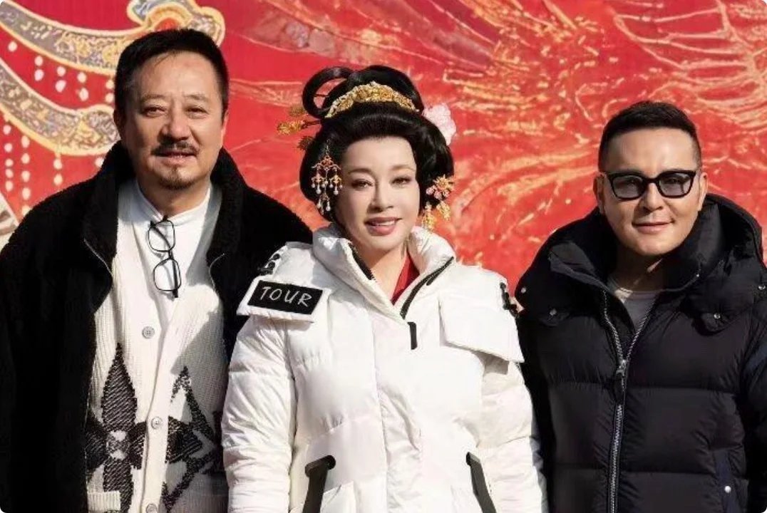 Cần c&oacute; lệnh cấm minh tinh n&agrave;y cưa sừng l&agrave;m ngh&eacute;: 75 tuổi vẫn đ&oacute;ng thiếu nữ 16, kh&ocirc;ng tự soi gương &agrave;?- Ảnh 1.