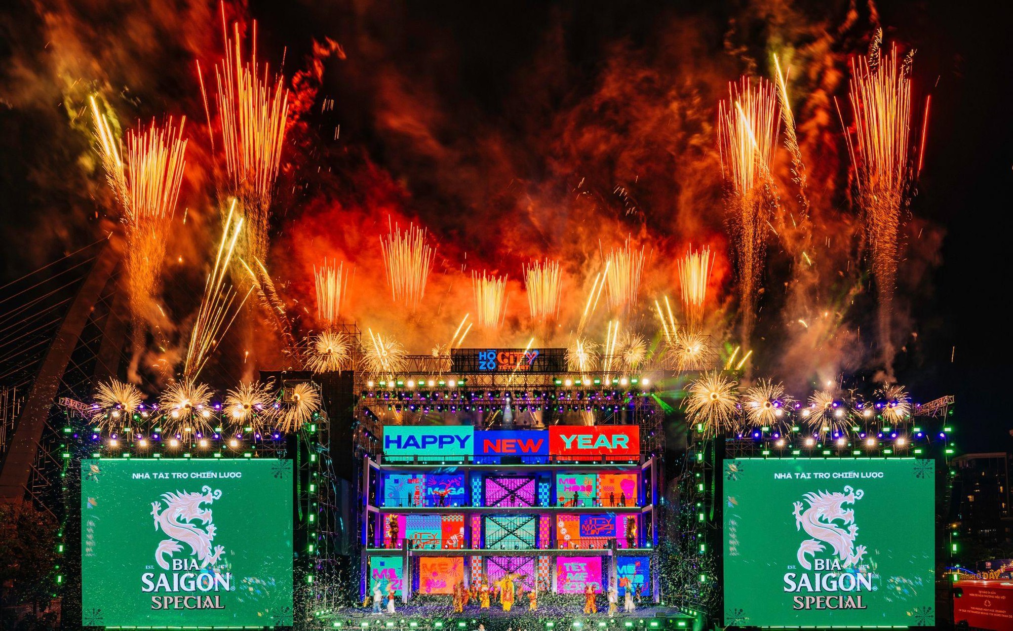 Bia Saigon Special đem cơn mưa &ldquo;Lộc Special&rdquo; đến h&agrave;ng ng&agrave;n kh&aacute;n giả tại đ&ecirc;m countdown Hozo City Tết Fest 2025- Ảnh 1.